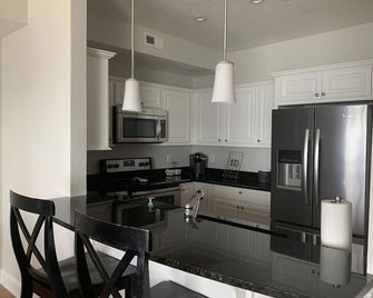 Lakefront Luxury 2Br/2Ba condo/Beach/Indoor Pool/Private balcony-rent 2/3rd free - Geneva-on-the-Lake - Cocina