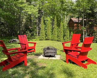 Falls Lake Burrow - Private Cottage with Screened-in Hot Tub - Windsor - Patio