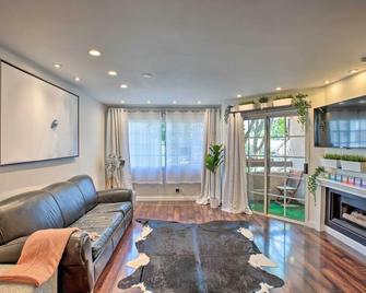 Bright Burbank Condo Less Than 2 Mi to Griffith Park! - Burbank - Living room