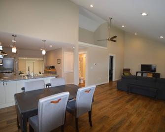 Boyne Bungalow - Boyne City - Dining room
