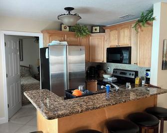 Lakefront home with white sand beach and private boat dock on Crooked Lake. - Babson Park - Kitchen