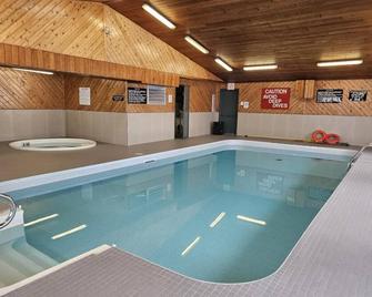 Travelodge by Wyndham Port Elgin - Saugeen Shores - Pool