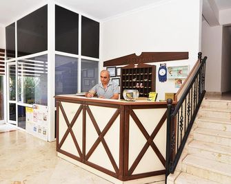 Arsi Sweet Suit Apart Hotel - אלניה - דלפק קבלה