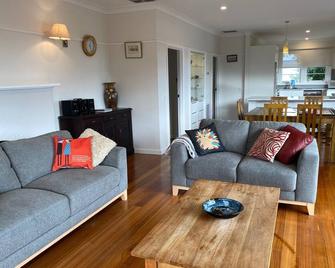 McCrae: location, location! Boasting bay views with the beach a 5 minutes walk. - McCrae - Huiskamer