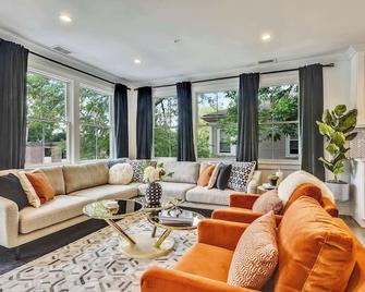 Glamorous Treetop Escape | near T - Boston