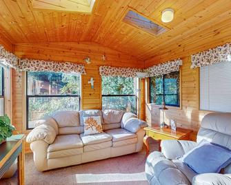 Drift Away Cabin - Brookings - Living room
