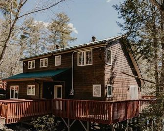 Perfect Family Getaway on Little Kennisis Lake - Haliburton - Building