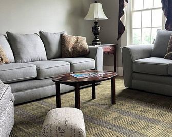 Large Farmhouse with expansive views, firepit 15 min north of Keene - Walpole - Sala de estar