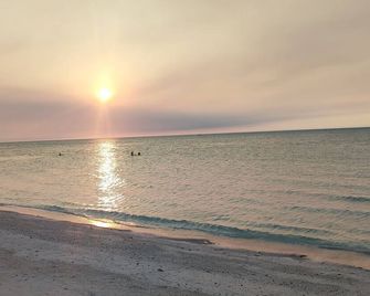 Large Room, Beach 1 Block, Starlink Wi-Fi - Holbox - Beach