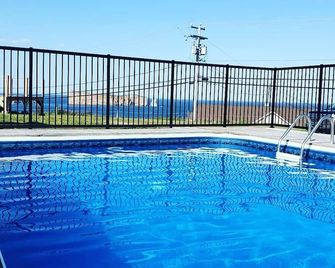 Hotel-Motel Le Panorama - Perce - Pool