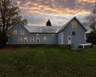 Historic 150-year-old farmhouse, Jacuzzi included - Chester - Building