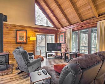 Wintergreen Home w/ Deck - Near Skiing & Hiking! - Wintergreen - Living room