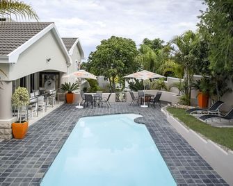 Orange Inn Knysna - Knysna - Pool