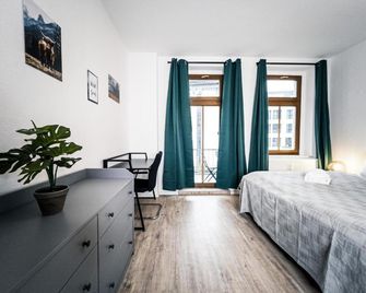 Stilvolle Wohnung Mit 2 Schlafzimmern & Balkon - Leipzig - Habitación