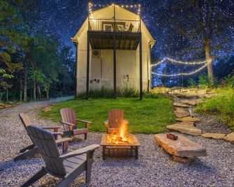 Peaceful 2br Forest Cabin Near Ark W/Fire Pit, Deck & Vaulted Ceilings - Williamstown - Patio