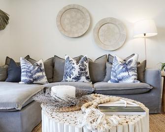 Oceanview Kiama Luxury Coastal Accommodation - Kiama - Living room