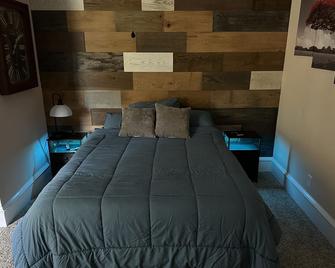 PRIVATE one bed, one bath and separate entrance at Revolving Door Ranch - Camden - Schlafzimmer