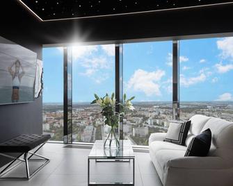 Apartments In Sky Tower With Bathtub Near The Window - Wrocław - Sala de estar