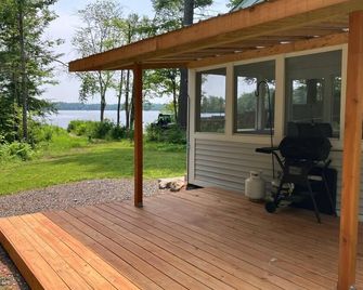 Scenic 2-bedroom Tiny Home on the Lake with dock, boat ramp & screenhouse - Casco - Patio