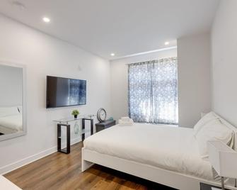 M11 Upscale Studio Wqueen Bed Ac Prime Location - Montreal