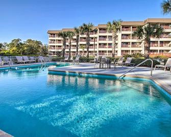 On 50-acre Hilton Head Resort: Bright Beach Condo! - Hilton Head Island - Piscina