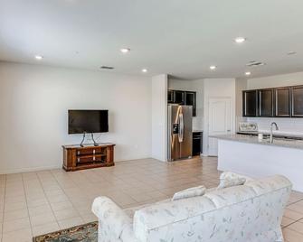 WFH-Friendly Getaway w/ Yard in Manteca! - Manteca - Living room