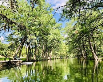 Cozy hill country retreat steps away from Guadalupe River - Hunt - Outdoors view