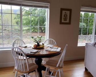Charming, Private Cottage in Myrtle Creek - Myrtle Creek - Dining room