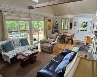 Cabin in the Woods close to KPHole and Free Rainbow River access - Dunnellon - Living room