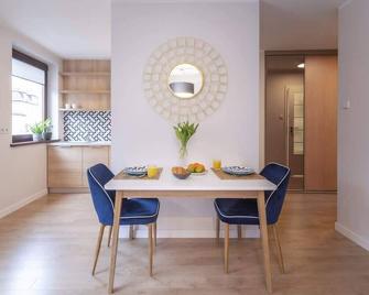 Beautiful Sopot Apartment 600 m to the Beach by Noclegi Renters - Sopot - Dining room
