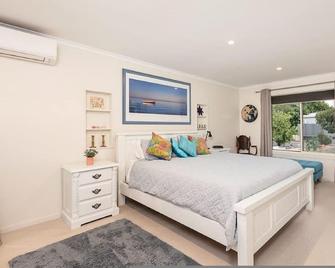 Milang Lakefront Retreat - Milang - Habitación