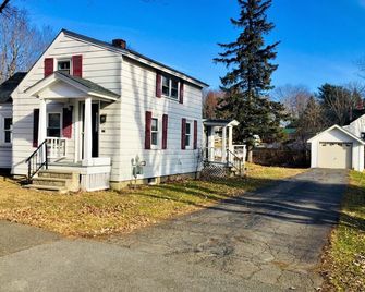 Cozy Bungalow Style Home - Bangor - Building