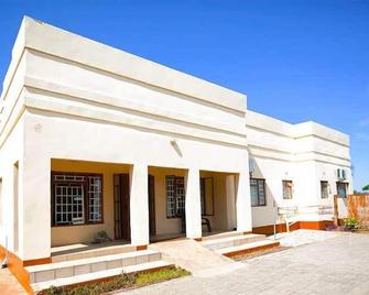 Nkanga Hotel - Kasane - Gebouw