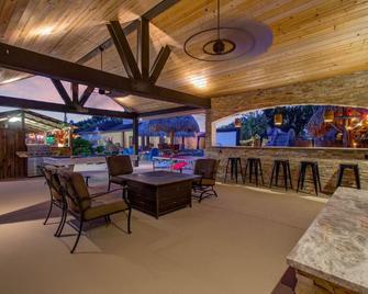 Tropical Escape Pool Jacuzzi Bar in Alvin TX - Alvin - Bar