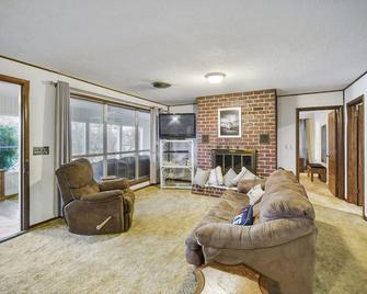 Lakefront! Beautiful Views! Sleeps 24 people! 7 Bdrm, 3 bath - Incredible Charm! - Jay - Sala de estar