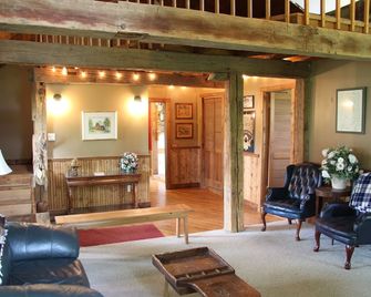 Rustic Country farmhouse on 2 acres close to several lakes. - North Webster - Living room
