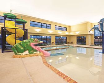 La Quinta Inn & Suites by Wyndham Billing - בילינגס - בריכה