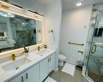 Brand new House Charming 3-bedroom house with AC and WiFi in North Laredo - Laredo