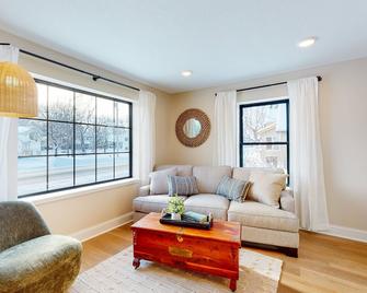 Lake Cottage Boat-Swim-Fish-Lake Orono - Elk River - Living room