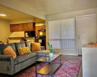Cozy 1 bedroom apt, GREAT location, WiFi, KING bed, full kitchen, pull out couch - Sherman