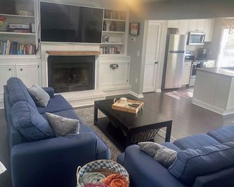 Full townhouse near Shem Creek & Downtown with Hot Tub - Mount Pleasant (Carolina del Sur) - Sala de estar