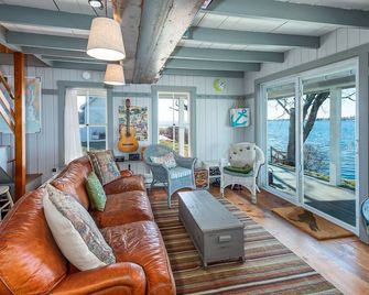 Ole Greeley Cottage - Classic oceanfront, pet-friendly Bailey Island cottage - Bailey Island - Sala de estar