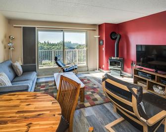 G603 First Floor 1 Bedroom Upgraded unit No cleaning fees - Gearhart - Living room