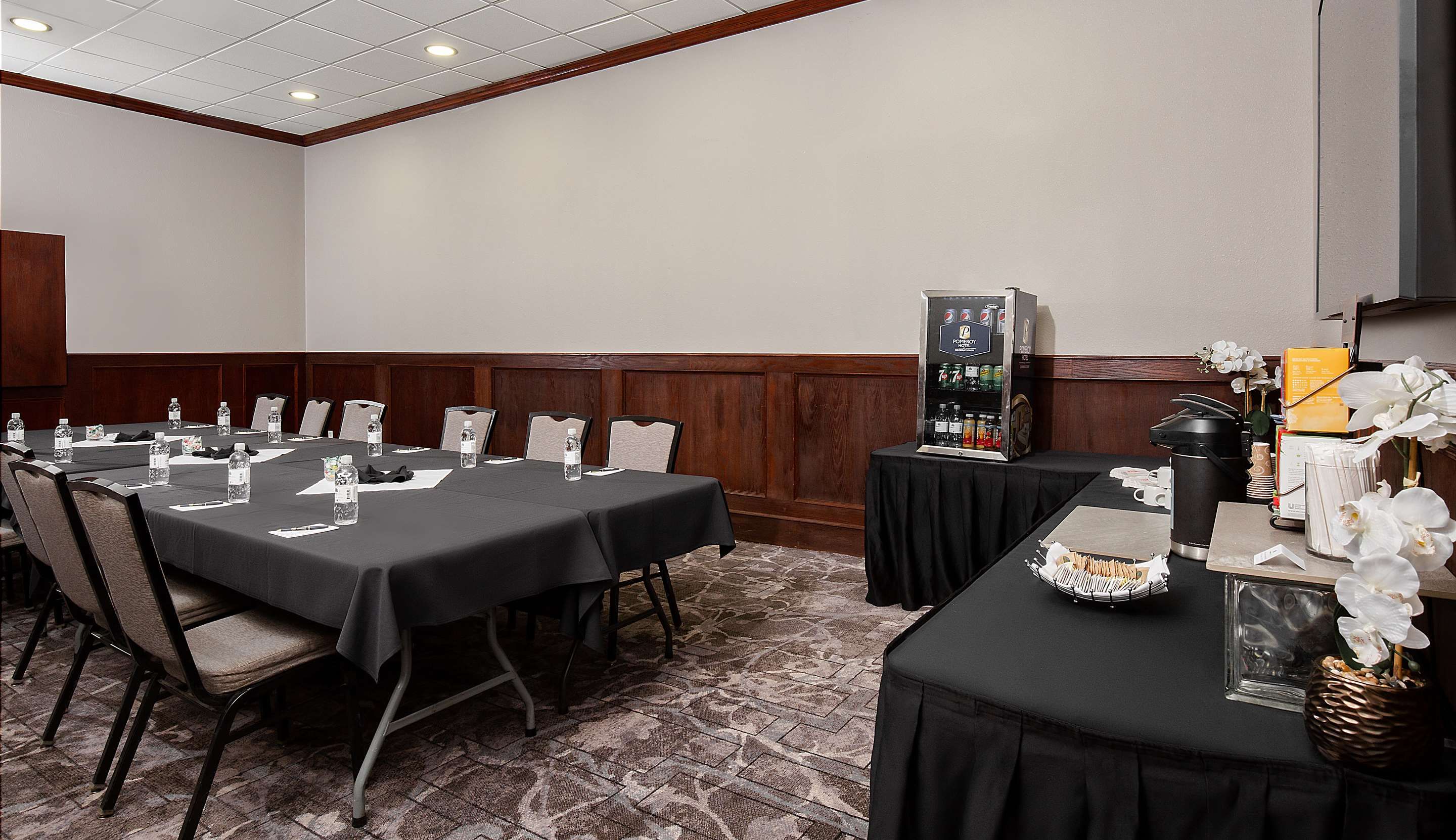 Pomeroy Hotel & Conference Centre - גרנד פריירי - מסעדה