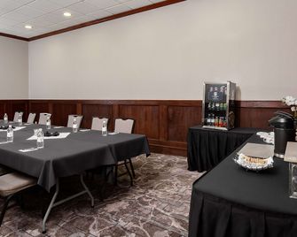 Pomeroy Hotel & Conference Centre - גרנד פריירי - מסעדה