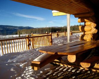 Spacious Accommodation with a Jacuzzi Tub for a Getaway near Fort St. John, British Columbia - Hudson's Hope - Balcony