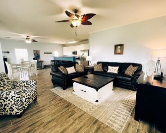 'The Yellowfin' trophy speckled trout, redfish and flounder fishing. - Hackberry - Living room