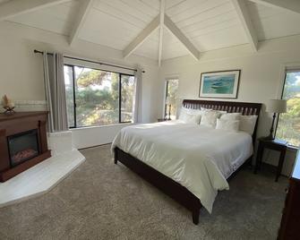 Casa Bella Pacifica - A Family Retreat - Mendocino - Bedroom