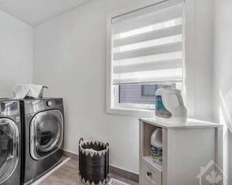 Stunning Home close to Ottawa - Kemptville - Laundry facility