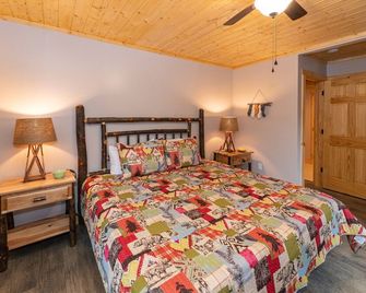 The Snow Owl Cabin - Maggie Valley - Спальня